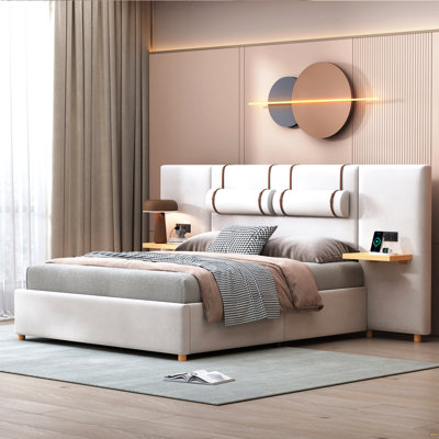 Grand lit plateforme tapissier grand format, deux prises et ports de charge USB des deux côtés, deux coussins de chevet, tablettes de rangement, velours, beige