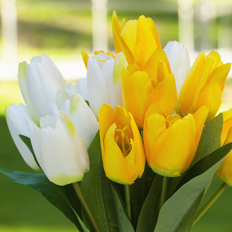 Fleur de tulipe artificielle dans un vase, Crème / jaune