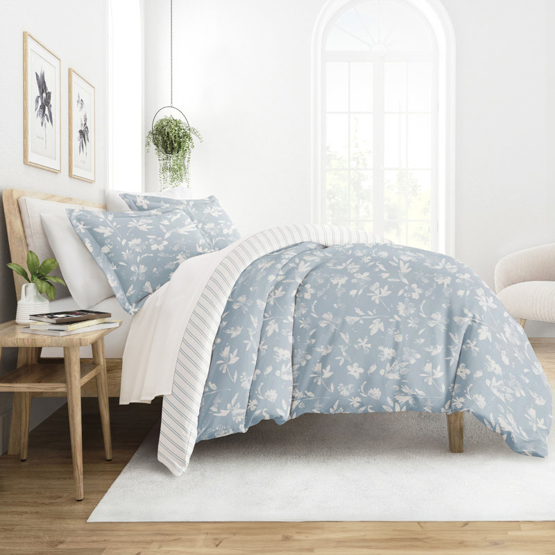 Light Blue and White Floral Pattern Reversible Queen Duvet Cover Set