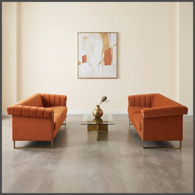 Ensemble de canapés 2 pièces FX-P81B-OR-2PC-SOFA en velours orange caramel, mobilier de salon moderne avec pieds en acier inoxydable doré, canapé luxueux avec dossier capitonné et assise profonde et confortable.