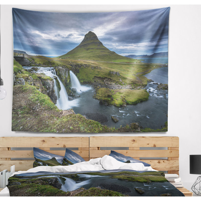 Paysage avec magnifique tapisserie cascade Kirkjufellsfoss, H 50 po x l 60 po