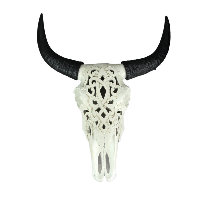 Crâne de taureau découpé, style tribal du Sud-Ouest, en résine blanche, cornes noires, 48 ​​cm de haut.