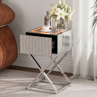 Table d'appoint moderne à miroir avec éclairage DEL, effet diamants concassés, pieds croisés en acier inoxydable, idéale pour le salon, la chambre et le bureau, couleur argent.