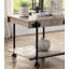 Table de bout de style industriel avec tablette inférieure ouverte, bois reproduit et pieds de roue, conception à lattes en finition naturelle et noire