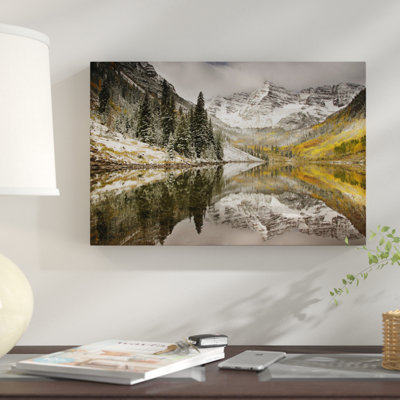 « snow recouvert de cloches de marron et leur réflexion dans le lake marron, blanc river national, colorado, usa », reproduction de photo sur toile
