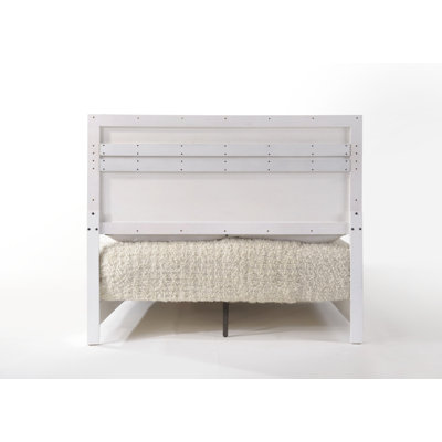 Luxueux lit ultrabrillant avec garniture scintillante et pieds chromés, offrant confort et style pour une chambre de rêve.