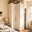 Armoire d'angle 90,6 "avec armoire supérieure, 7 tablettes intérieures et tringle pour rangement dans la chambre à coucher