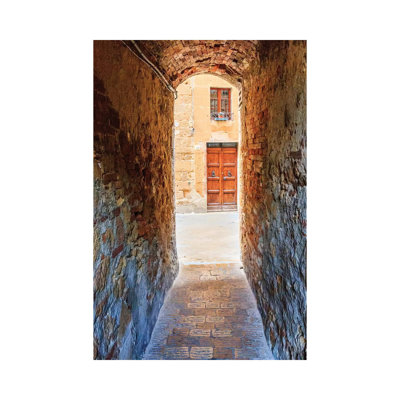 Italie, Toscane, province de Sienne, Chiusure. Hill Hill. Passage étroit. par Emily Wilson - Photographie sur toile tendue