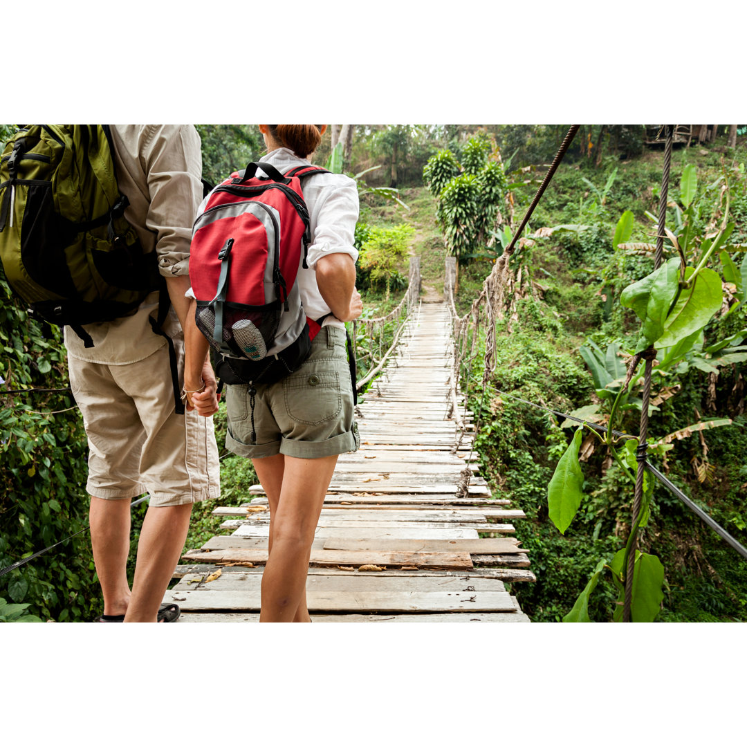 Pärchen mit Rucksack beim Wandern