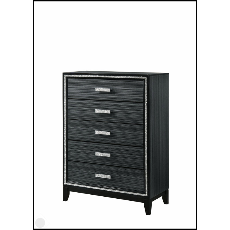 Commode blanche Haiden avec cinq tiroirs spacieux et des joints à queue d'aronde anglaise durables pour des solutions de rangement modernes