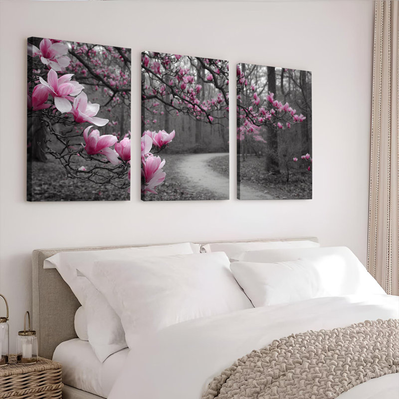 Ensemble de 3 tableaux sur toile tendue représentant un chemin forestier en noir et blanc et des fleurs de magnolia rose