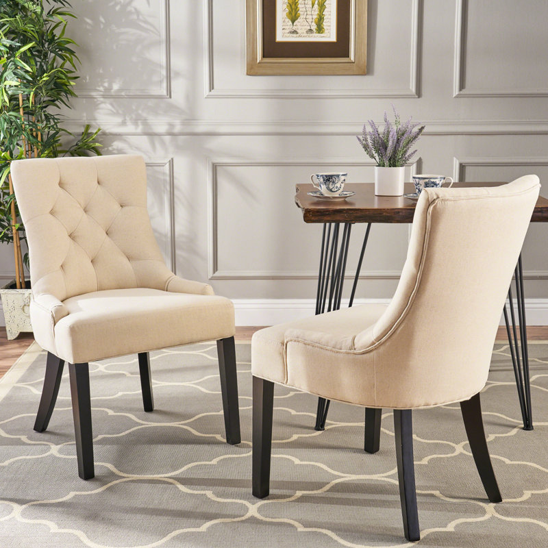 Chaise de salle à manger rembourrée beige 2 - Style contemporain avec capitonnage sans couture et pieds patinés