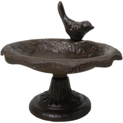 Sculpture en fonte rustique fantaisiste sur une fontaine