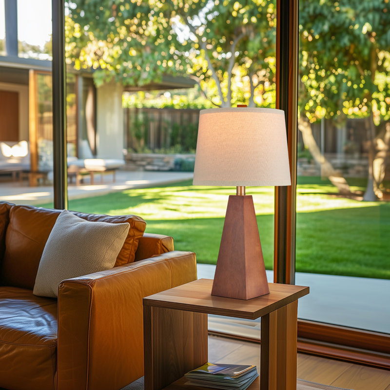 Petite lampe de table pyramidale en noyer de 21 po Naliya