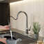 Robinet de cuisine moderne sans contact-112485392