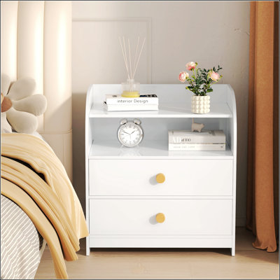Table de chevet blanche avec 2 tiroirs et une étagère ouverte, en MDF, offrant un rangement moderne et polyvalent. Panneaux latéraux incurvés pour une touche esthétique.