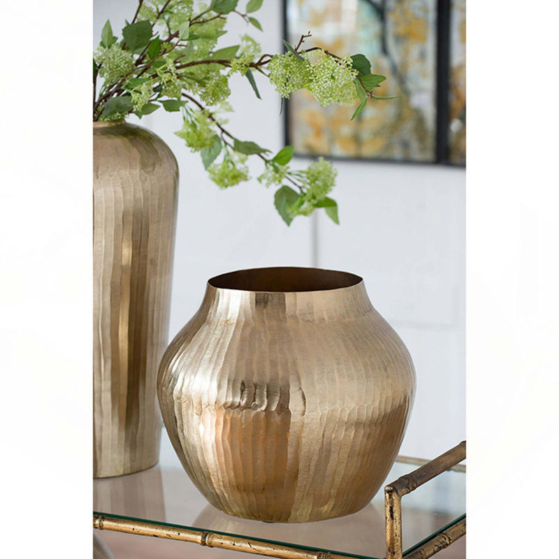 Vase à fleurs en aluminium doré, 11.5" H x 13.5" W x 13.5" D