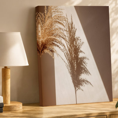 Toile, une scène d'intérieur minimaliste mettant en vedette une plante en pot mince avec art mural
