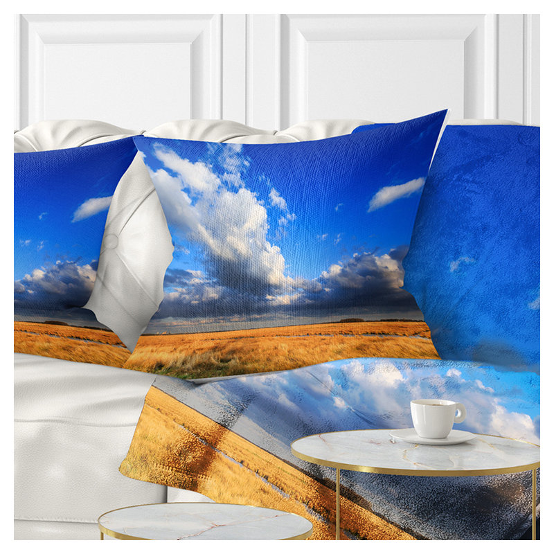 Ciel bleu nuageux au-dessus de la prairie - coussin à imprimé paysage, 16 po x 16 po, Coussin décoratif
