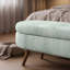 Repose-pieds ovale avec rangement en tissu plissé, pieds en bois d'hévéa massif et intérieur spacieux - Repose-pieds polyvalent, sièges supplémentaires et pièce décorative-446963523-446963640