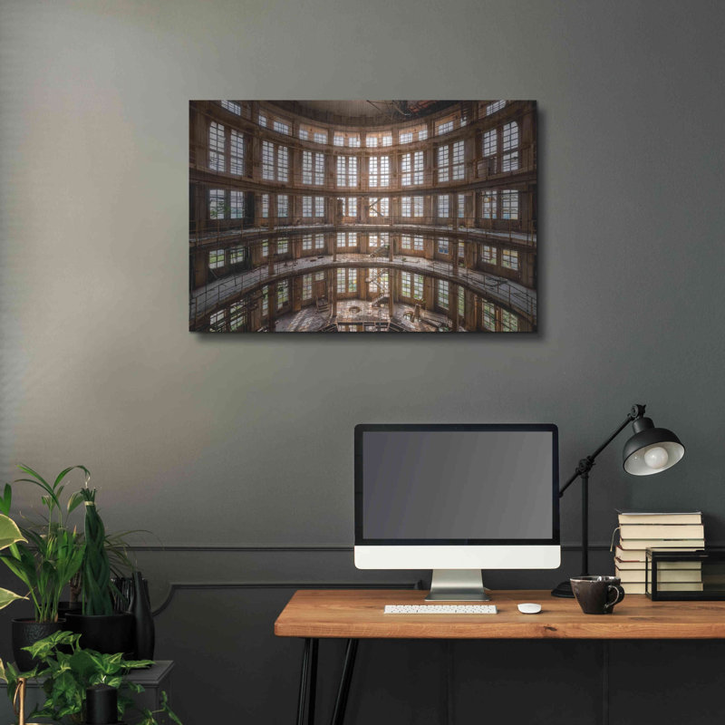 «Industrial Tower» par Roman Robroek, H 24 po x l 36 po