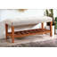 Banc en tissu et finition avec siège rembourré capitonné et tablette à lattes en bois pour plus de confort et de rangement