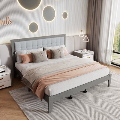  Structure de lit plateforme en bois massif de style Mid-Century avec tête de lit tapissier carrée et lattes, gris