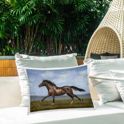 Coussin décoratif d'extérieur à imprimé course de jument par Victoria Schultz