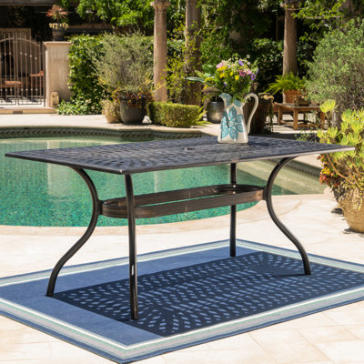Table rectangulaire de 68 po au fini cuivre, structure en aluminium coulé, structure en aluminium