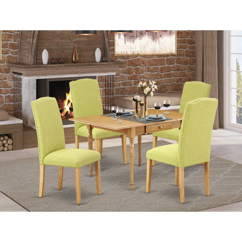 L'ensemble de 5 pièces de salle à manger comprend une table de salle à manger rectangulaire avec Dropleaf et 4 chaises Parsons en simili cuir brun, acajou
