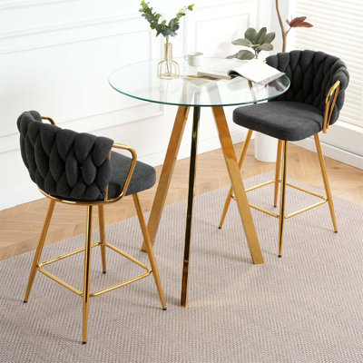 Ensemble de chaises de bar élégantes en coton et lin avec pieds en métal plaqué or et comptoir en verre trempé, idéal pour les bars, les restaurants et les chambres à coucher