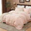 Ensemble d'édredon à volants rose pour grand lit. 3 pièces d'édredon en microfibre légère et moelleuse toutes saisons de style campagne française rétro. Rose. 90 x 90 po