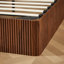 Cadre de lit grand format avec rangement relevable, lignes courbes en bois ondulé, rangement hydraulique, aucun sommier nécessaire