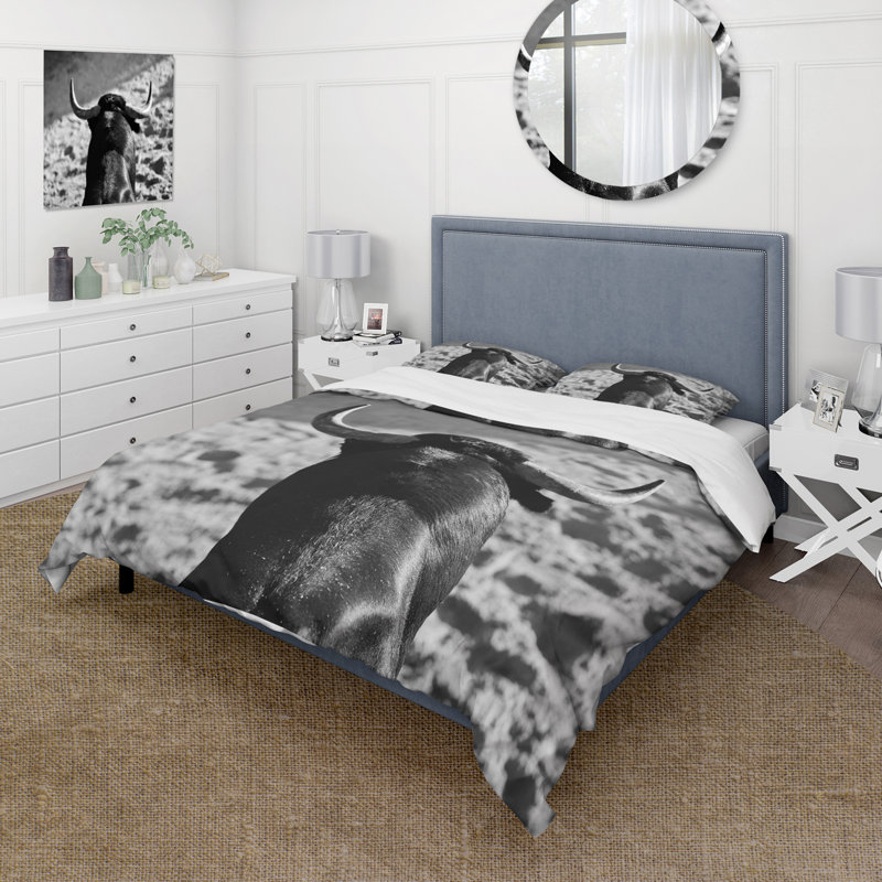 Portrait monochrome d'un taureau espagnol II - ensemble de housse de couette Farmhouse - microfibre de polyester