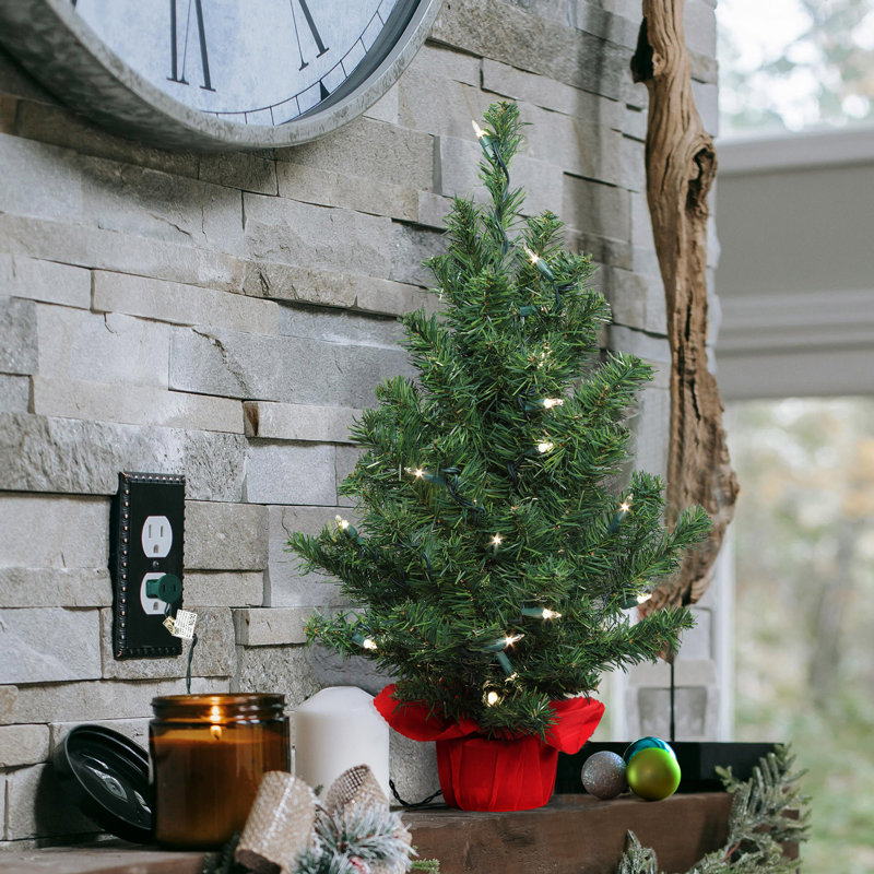 Épinette du Nord 2 pi avec base en tissu rouge | Verdure réaliste | Utilisation intérieure / extérieure | Fêtes et décorations de Noël | Décoration de table | Décoration pour la maison et le bureau | 2 pièces