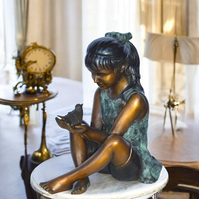 Fille tenant une sculpture en bronze d'oiseau, statue élégante Inez pour la maison, le bureau, le jardin, L 22 po x l 14 po x H 24 po