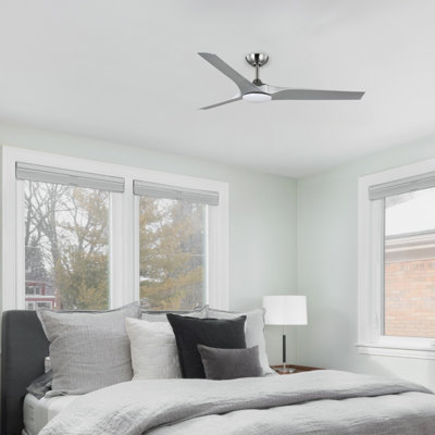 Ventilateur de plafond d'intérieur de 52 po avec lumière et télécommande Gossamer, ventilateur de plafond avec ensemble d'éclairage à DEL, conception moderne à 3 pales, moteur à courant continu silencieux à 6 vitesses - nickel brossé