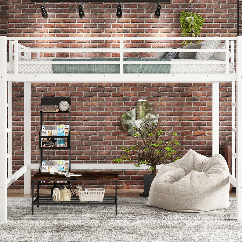 Lit mezzanine en métal blanc de grande taille avec garde-corps, échelles doubles et zone de sommeil confortable et sécuritaire
