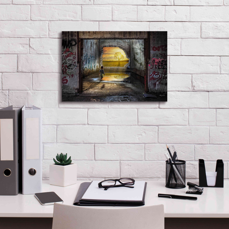«Red Great Barrel Studio» par Alan, estampe numérique sur toile rouge, H 12 po x l 18 po x P 0,75 po