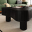 Table basse relevable pour salon, 107 cm (42 pouces), rangement à panneaux cannelés, réglage hydraulique, finition anti-rayures, noire. Conception latérale, zones de rangement dissimulées, levage en douceur, formes arrondies.