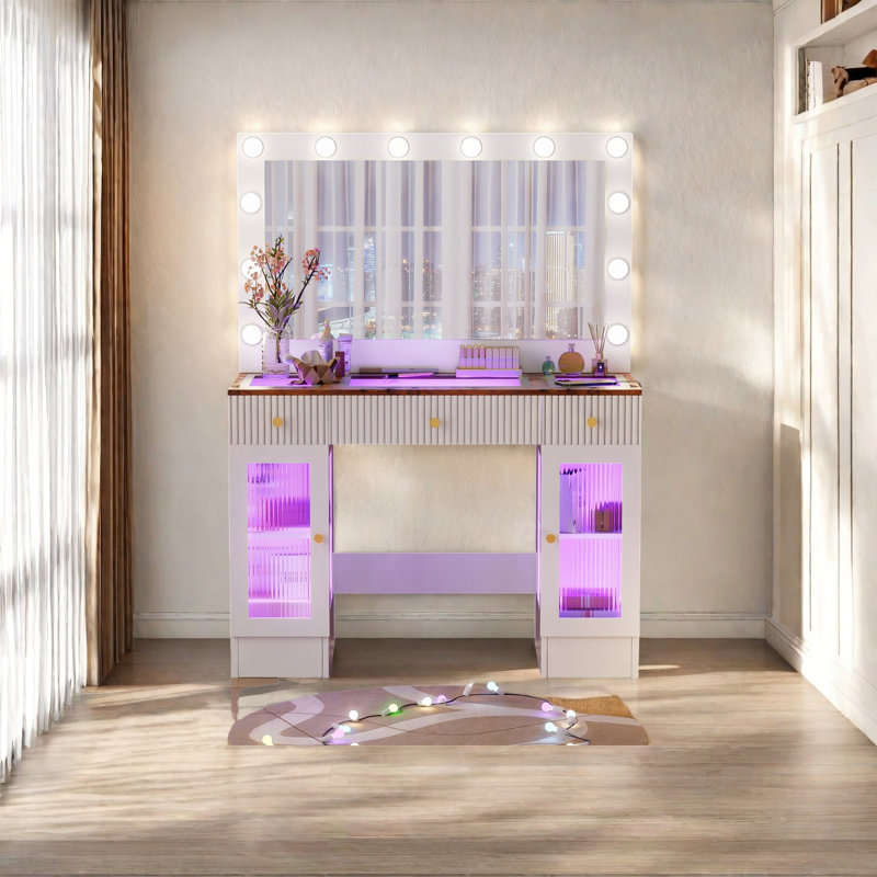 Table de coiffeuse avec miroir et lumières, bureau de maquillage rétro et moderne avec plateau en verre, armoires d'éclairage ambiant RVB, station de charge, 3 modes de couleur et luminosité réglable