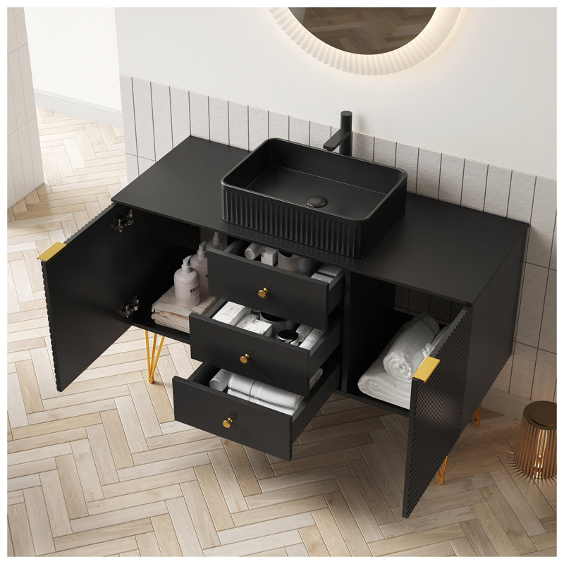 Meuble-lavabo autoportant en contreplaqué avec 4 pieds dorés, 3 tiroirs et 2 portes GEMA, avec lavabo en cermaic rectangulaire noir et plateau en pierre frittée noire, pré-assemblé, noir GEMA