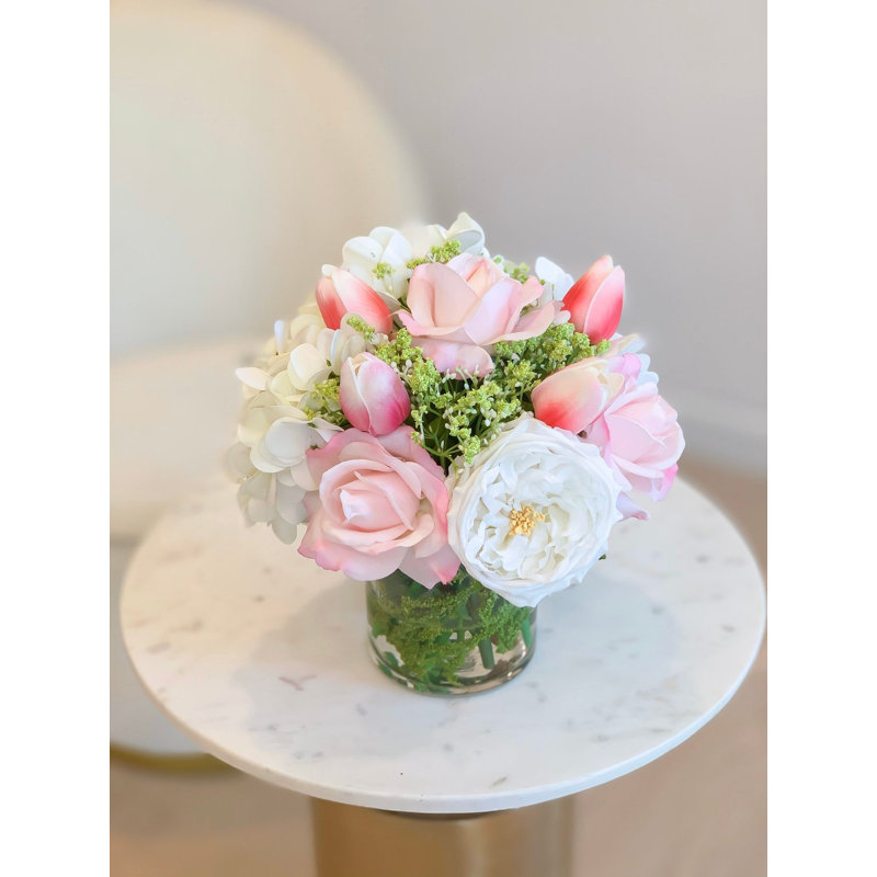 Arrangement de roses et de pivoines roses avec touche réelle - Arrangement floral de luxe