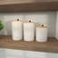 Ensemble de pots décoratifs en céramique blanche texturée avec couvercles en bois et décorations perlées