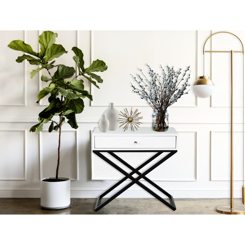 Table de chevet en bois blanc de 23 pouces avec dessus en verre, tiroir intérieur, base en métal et dessus de table d'appoint.