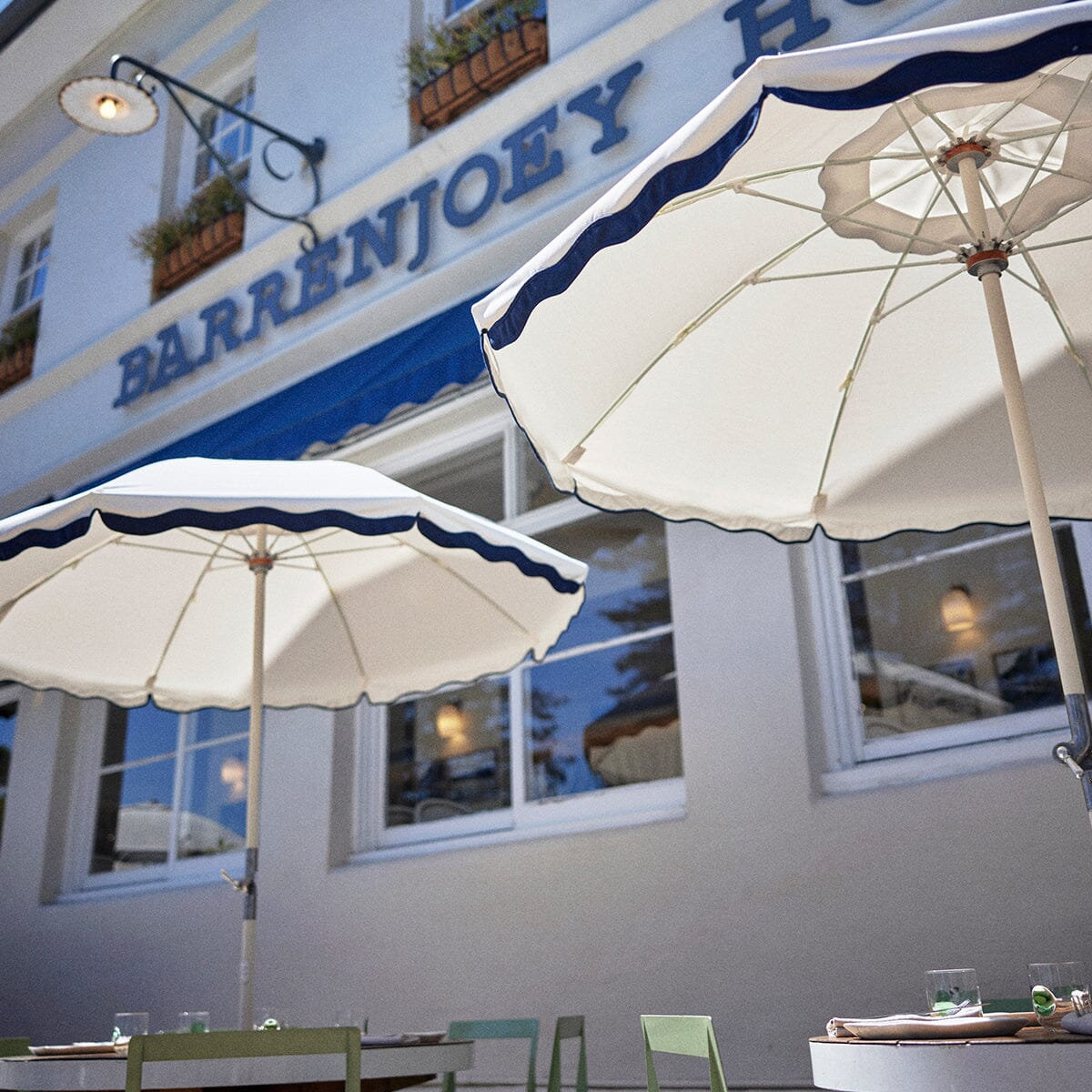 Club 6.6' Beach Umbrella, Rivie White