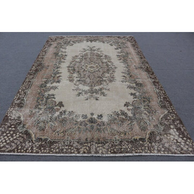 Tapis traditionnel turc tissé à la main dans des tons neutres, idéal pour les grands espaces