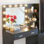 Bureau de coiffeuse élégant avec miroir, lumières et grand rangement, parfait pour le maquillage et l'organisation dans n'importe quelle pièce