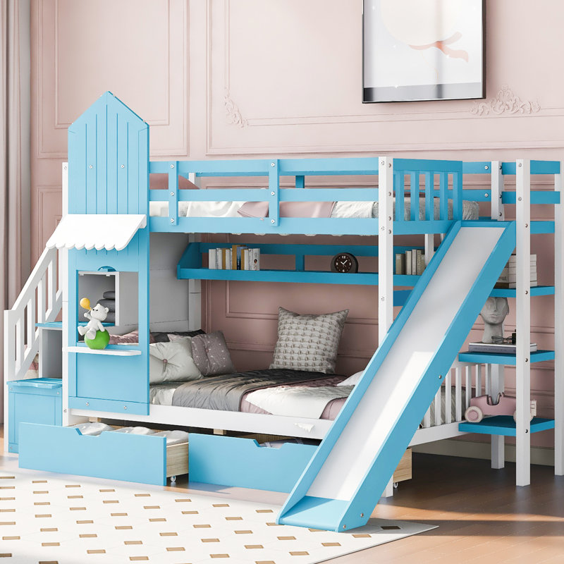 Lit superposé Twintwin avec glissade, 2 tiroirs et 3 tablettes en bleu. Fabrication en bois massif de plus de 6 ans. Longueur de 106,3 po x largeur de 76,6 po et hauteur de 72,8 po. Capacité de poids de 250 lb par lit. Pas de sommier tapissier