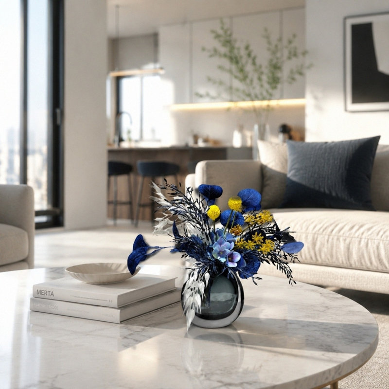 Arrangement floral de 13,4 po de style moderne bleu jaune avec vase en verre fumé, centre de table